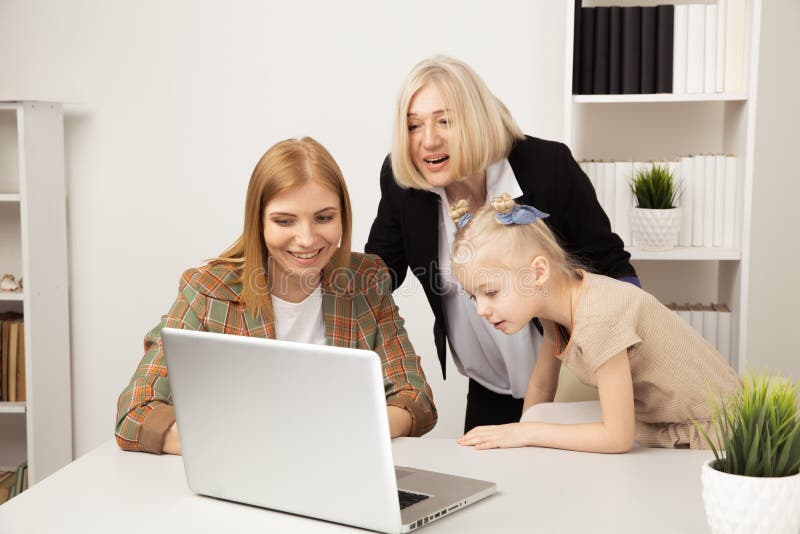 Szcz??liwy dziecko z babci? i macierzystym u?ywa laptopem wp?lnie zdjęcie royalty free Szcz??liwy dziecko z babci? i macierzystym u?ywa laptopem wp?lnie zdjęcie royalty free