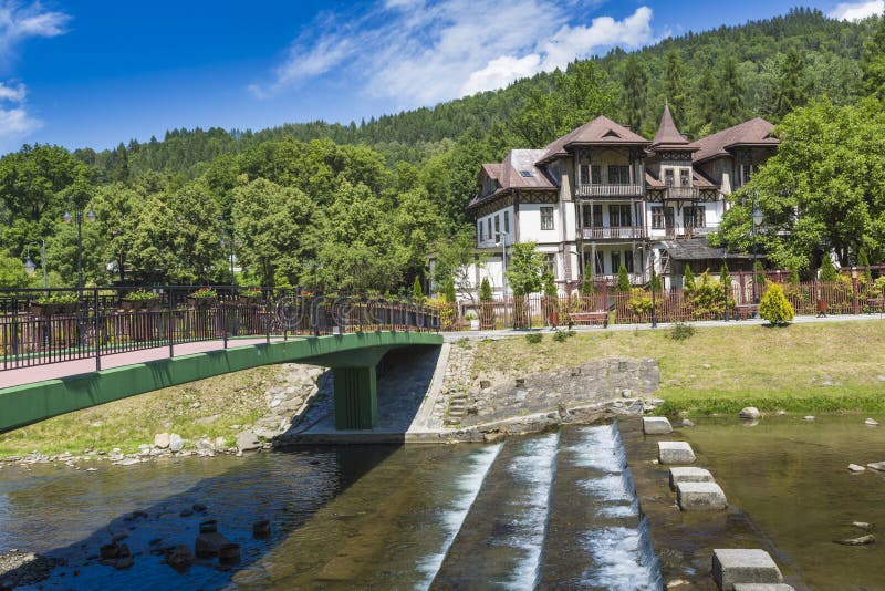 SZCZAWNICA - CZERWIEC 21: Deptak wzdłuż rzecznej Szczawnica wioski fotografia stock SZCZAWNICA - CZERWIEC 21: Deptak wzdłuż rzecznej Szczawnica wioski fotografia stock