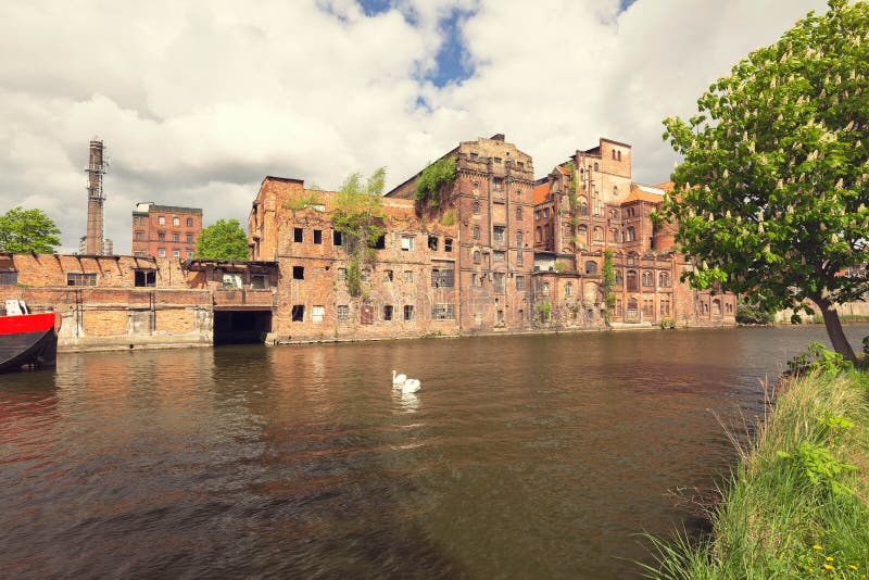 Szczecin Alte Fabriken auf dem Odra-Fluss im historischen Stadtteil lizenzfreie stockfotografie Szczecin Alte Fabriken auf dem Odra-Fluss im historischen Stadtteil lizenzfreie stockfotografie