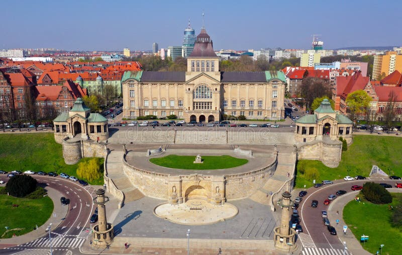 SZCZECIN, POLOGNE - 8 AVRIL 2019 - vue aérienne sur la ville de Szczecin, secteur de Waly Chrobrego Musée National, académie d photos libres de droits SZCZECIN, POLOGNE - 8 AVRIL 2019 - vue aérienne sur la ville de Szczecin, secteur de Waly Chrobrego Musée National, académie d photos libres de droits