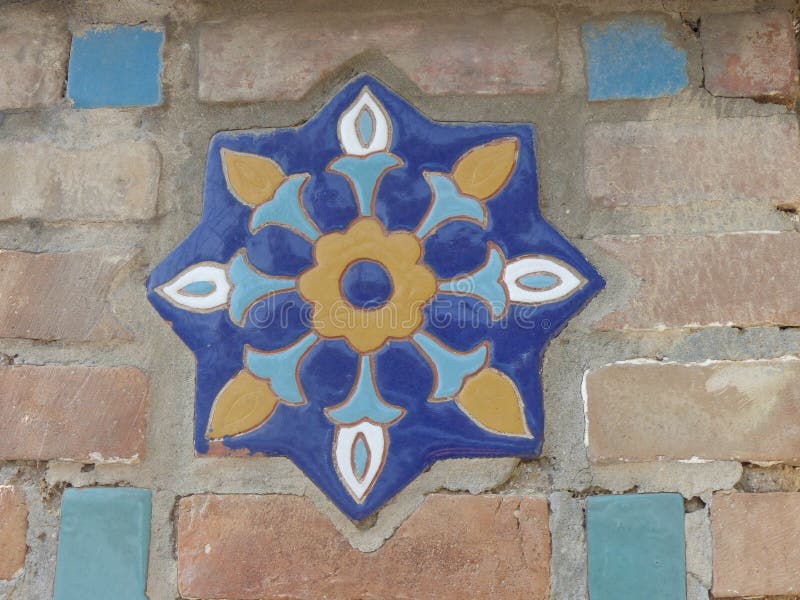 Szczegół dekorujący ceramiczny kwiat ściana z cegieł religijny budynek w Uzbekistan fotografia stock Szczegół dekorujący ceramiczny kwiat ściana z cegieł religijny budynek w Uzbekistan fotografia stock