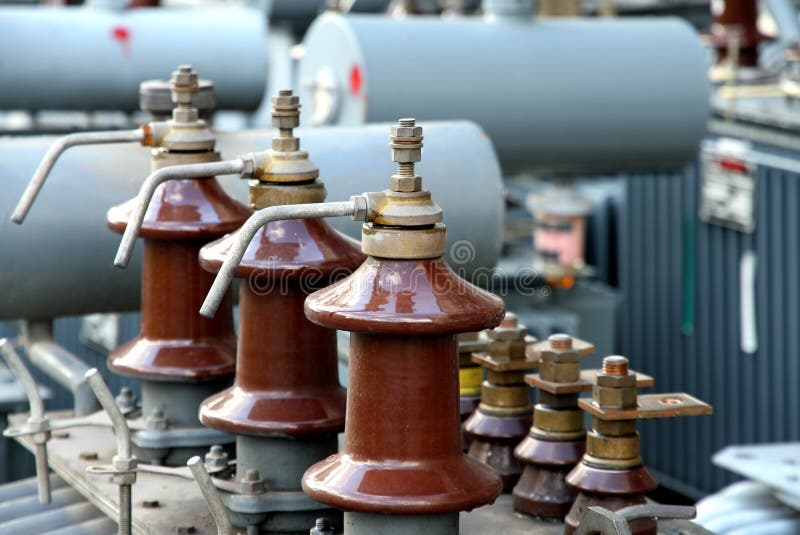 Szczegół isolators trzy zaopatrzeniowej fazy władza tr obraz stock Szczegół isolators trzy zaopatrzeniowej fazy władza tr obraz stock