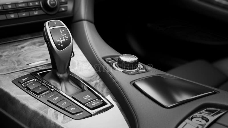 Szczegół nowożytny samochodowy wewnętrzny przekładnia kija automatyczny przekaz zdjęcie stock Szczegół nowożytny samochodowy wewnętrzny przekładnia kija automatyczny przekaz zdjęcie stock