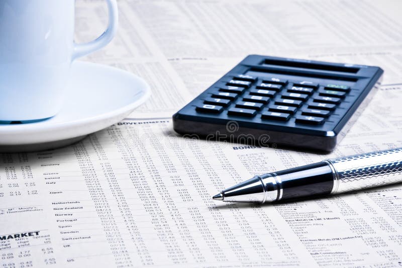 Szczegół pióro blisko kalkulatora z filiżanką kawy zdjęcia stock Szczegół pióro blisko kalkulatora z filiżanką kawy zdjęcia stock
