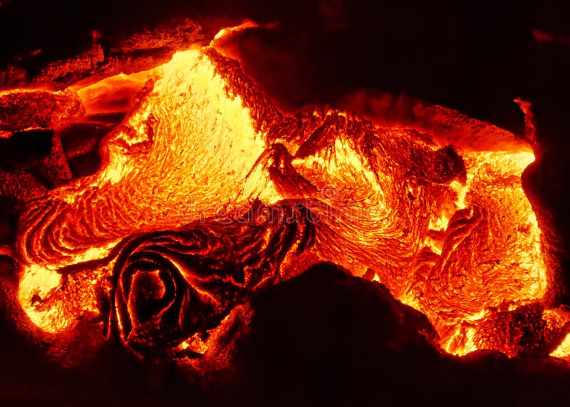 Szczegóły aktywny lawowy przepływ, gorąca magma wyłaniają się od pęknięcia w ziemi
