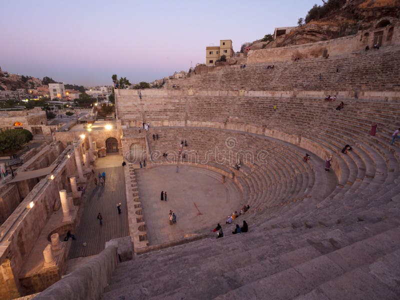 Szczegóły słynnego historycznego teatru rzymskiego starożytnej struktury przy zachodzie słońca w jerash jordan. fotografia stock