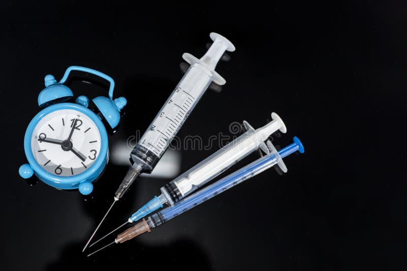 Szczepienie czas Szczepionka w buteleczce z strzykawką na zegarowym tle Zapobieganie immunizacji choroba zdjęcie royalty free Szczepienie czas Szczepionka w buteleczce z strzykawką na zegarowym tle Zapobieganie immunizacji choroba zdjęcie royalty free