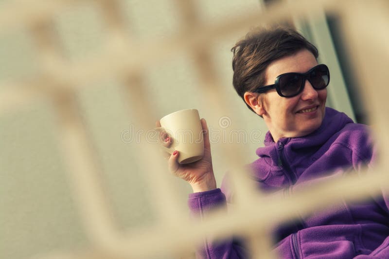 Szczera kobieta Outdoors z kawą