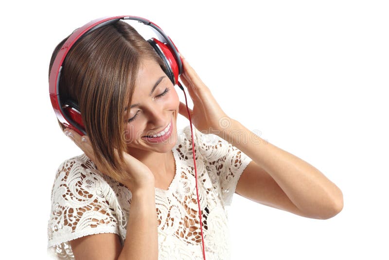Szczera szczęśliwa kobieta czuje muzykę od czerwonych hełmofonów