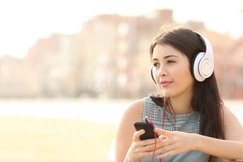 Szczerej dziewczyny słuchająca muzyka z smartphone