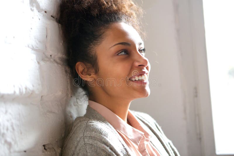 Szczery portret uśmiechnięta młoda kobieta