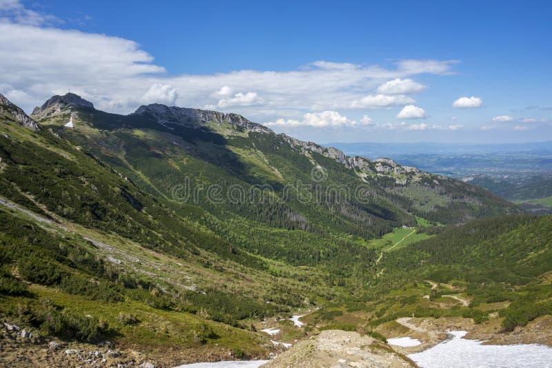 Szczytowy na tle chmur. góry tatry.