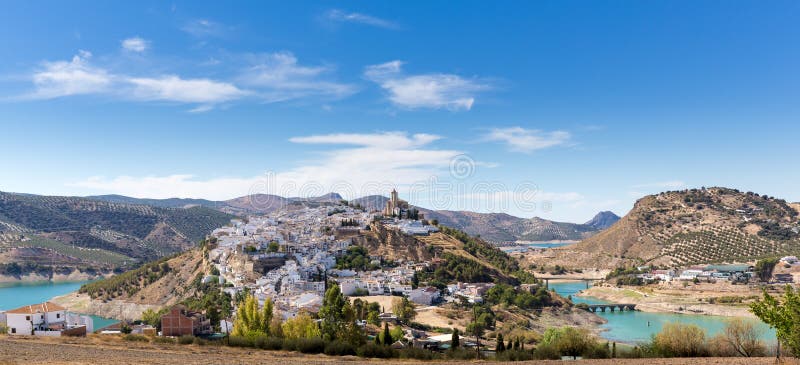 Szczytu miasteczko Iznajar w Andalucia zdjęcia royalty free Szczytu miasteczko Iznajar w Andalucia zdjęcia royalty free