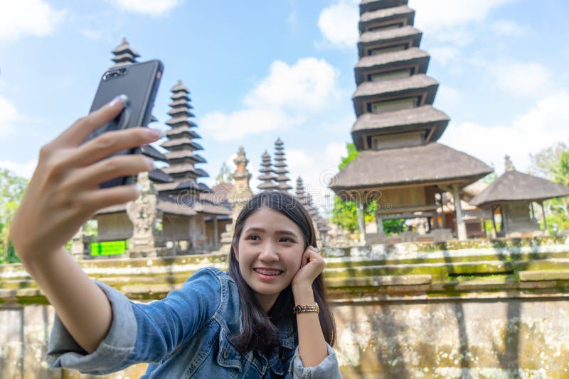 Szczęśliwa młoda kobieta bierze selfie Technologii podróżny pojęcie Azjatycka turystyczna dziewczyna bierze selfie na vacation p zdjęcie royalty free Szczęśliwa młoda kobieta bierze selfie Technologii podróżny pojęcie Azjatycka turystyczna dziewczyna bierze selfie na vacation p zdjęcie royalty free