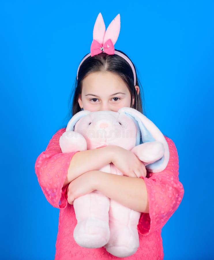 szczęśliwego dzieciństwa Dostaje w Easter duchu Królików ucho akcesoryjni Uroczy figlarnie królika dziecko ściska miękkiej części zdjęcia stock szczęśliwego dzieciństwa Dostaje w Easter duchu Królików ucho akcesoryjni Uroczy figlarnie królika dziecko ściska miękkiej części zdjęcia stock