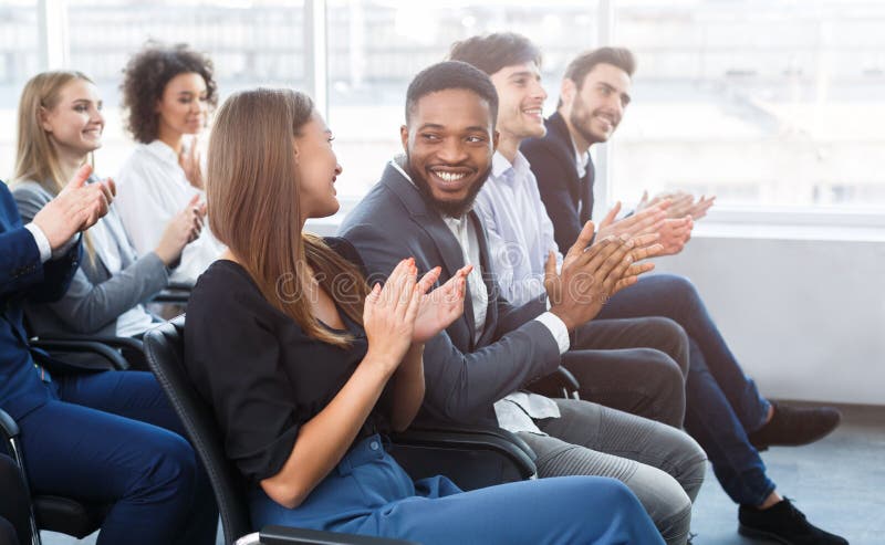 Szczęśliwi biznesowi koledzy klascze ręki przy konferencją fotografia royalty free Szczęśliwi biznesowi koledzy klascze ręki przy konferencją fotografia royalty free