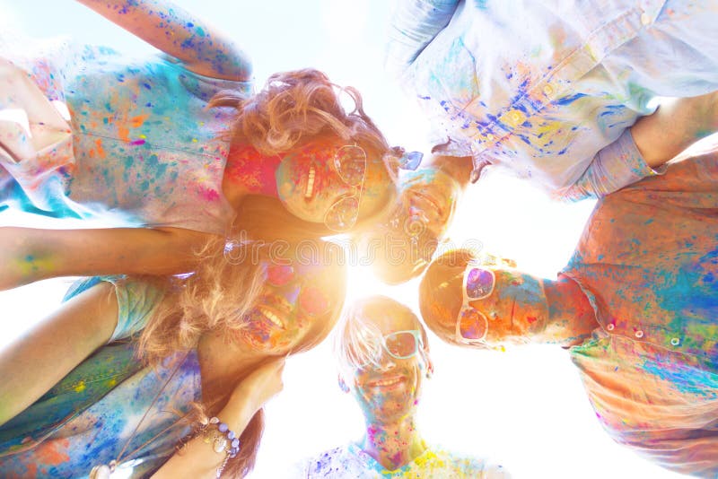 Szczęśliwi przyjaciele świętuje szczęśliwego holi wakacje festiwal zdjęcie stock Szczęśliwi przyjaciele świętuje szczęśliwego holi wakacje festiwal zdjęcie stock
