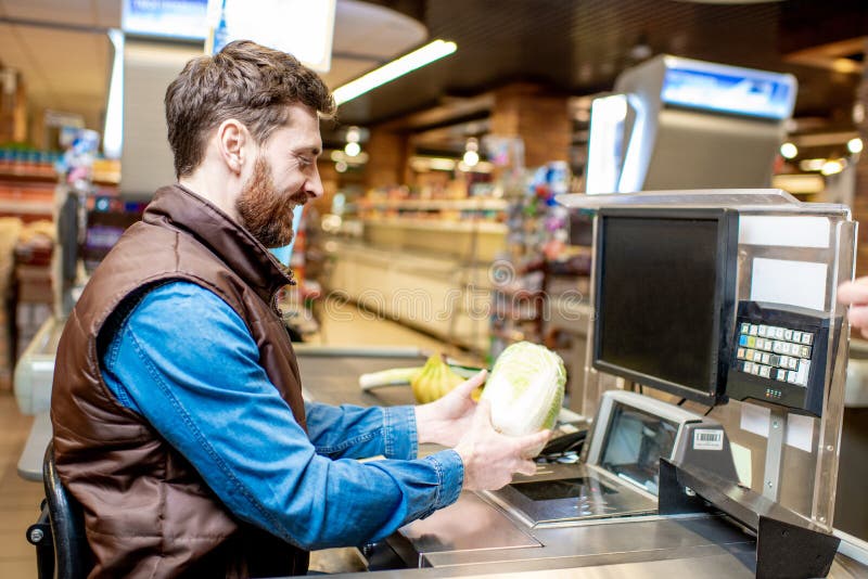 Szczęśliwy kasjer przy kasą zdjęcie stock Szczęśliwy kasjer przy kasą zdjęcie stock