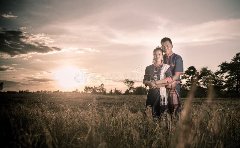 Szczęście i romantyczna scena miłość pary współpracujemy fotografia royalty free Szczęście i romantyczna scena miłość pary współpracujemy fotografia royalty free