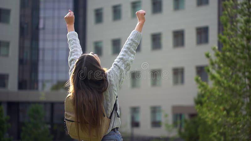 Szczęśliwa akademicka nastolatka dziewczyna studentka z ramionami
