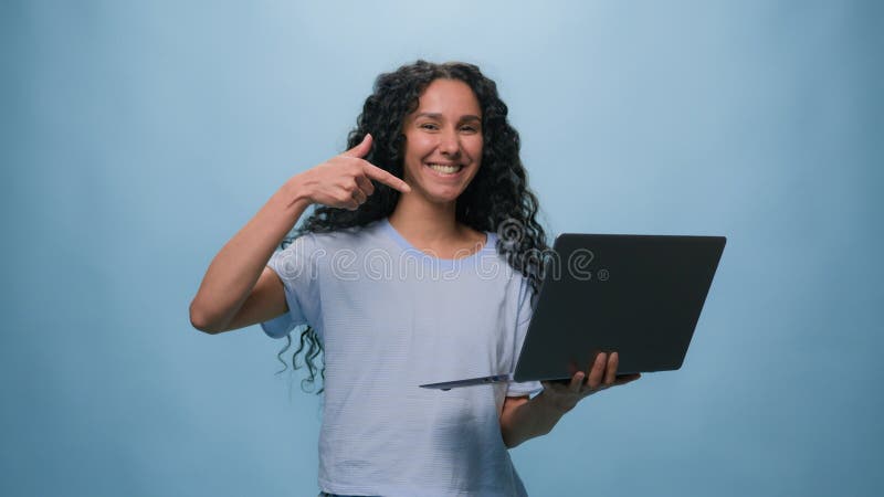 Szczęśliwa arabska dziewczyna indiańska kobieta kobieta studentka biznesmen to pracownik z komputerowym punktem wskazującym palec