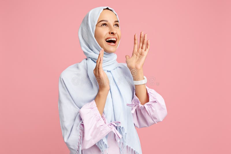 Szczęśliwa arabska kobieta w hijab Portret uśmiechnięta dziewczyna, pozuje przy pracownianym tłem