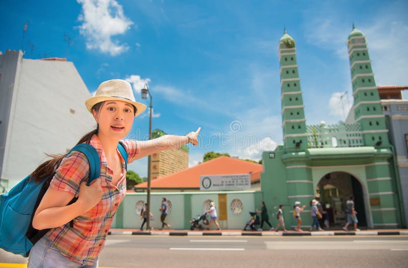 Szczęśliwa Azja kobiety podróż w Singapur, Masjid Jamae obraz royalty free Szczęśliwa Azja kobiety podróż w Singapur, Masjid Jamae obraz royalty free