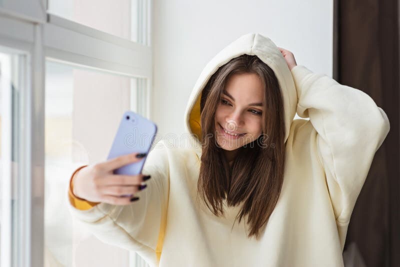 Szczęśliwa blogerka robiąca portret selfie w kamerze smartphone dla mediów społecznościowych publikując wesołą nastolatkę rozmawia obraz stock