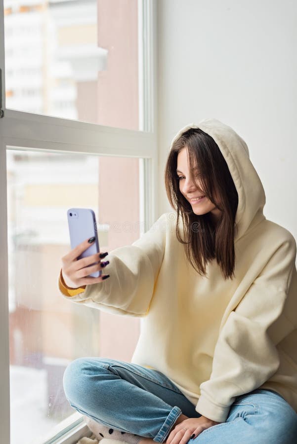 Szczęśliwa blogerka robiąca portret selfie w kamerze smartphone dla mediów społecznościowych publikując wesołą nastolatkę rozmawia zdjęcia royalty free