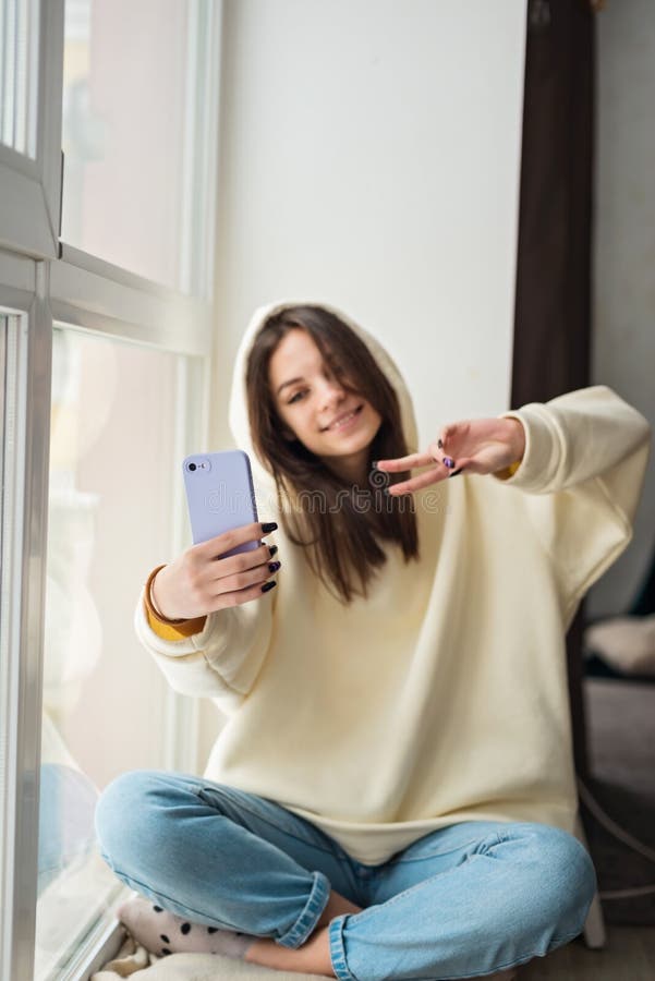 Szczęśliwa blogerka robiąca portret selfie w kamerze smartphone dla mediów społecznościowych publikując wesołą nastolatkę rozmawia obraz stock