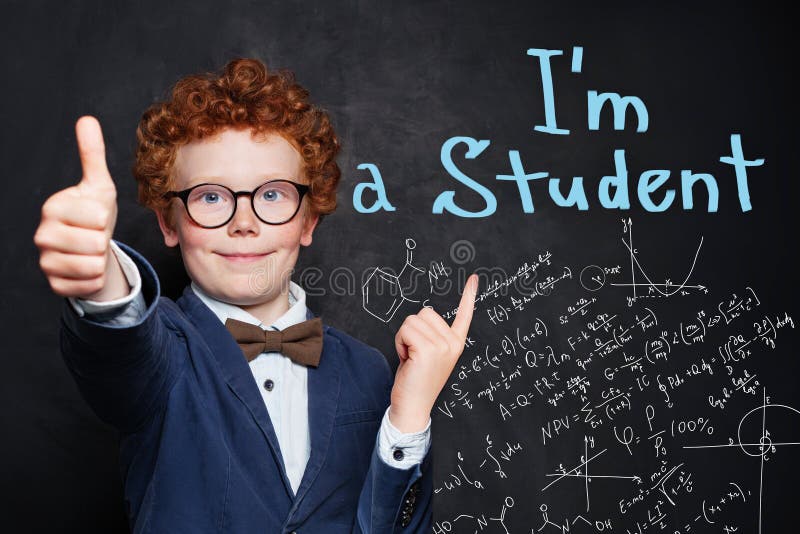 Szczęśliwa ciekawa dziecko chłopiec na blackboard tle z nauki i matematyk formułami obraz royalty free