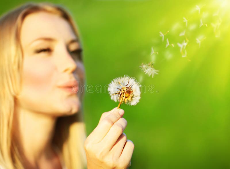 Szczęśliwa dandelion piękna podmuchowa dziewczyna obraz royalty free