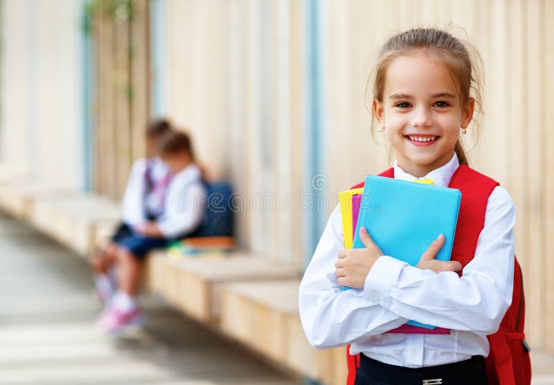 Szczęśliwa dziecko dziewczyny uczennicy ucznia szkoła podstawowa