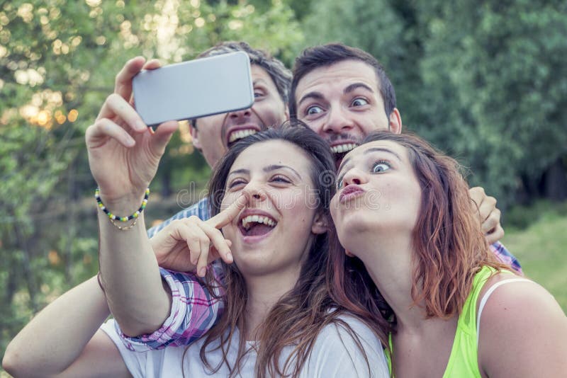 Szczęśliwa grupa młodzi ludzie bierze selfie obrazy stock Szczęśliwa grupa młodzi ludzie bierze selfie obrazy stock