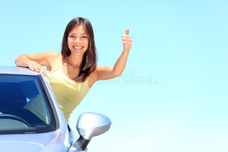 Szczęśliwa kierowca kobieta