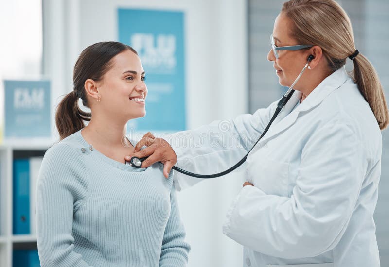 Szczęśliwa kobieta doktor i pacjent z stetoskopem na egzamin z rytmu serca lub test w szpitalu. kardiolog kobiecy zdjęcia royalty free