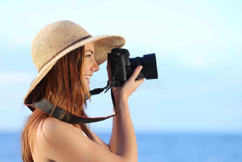 Szczęśliwa kobieta fotografuje z dslr kamerą na wakacje obrazy royalty free Szczęśliwa kobieta fotografuje z dslr kamerą na wakacje obrazy royalty free