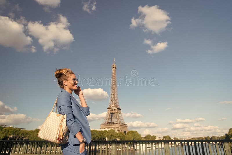 Szczęśliwa kobieta przy rzeka mostem na wieży eifla w Paris, France Podróżować na wakacje Dziewczyna z mody spojrzeniem i zdjęcie royalty free Szczęśliwa kobieta przy rzeka mostem na wieży eifla w Paris, France Podróżować na wakacje Dziewczyna z mody spojrzeniem i zdjęcie royalty free