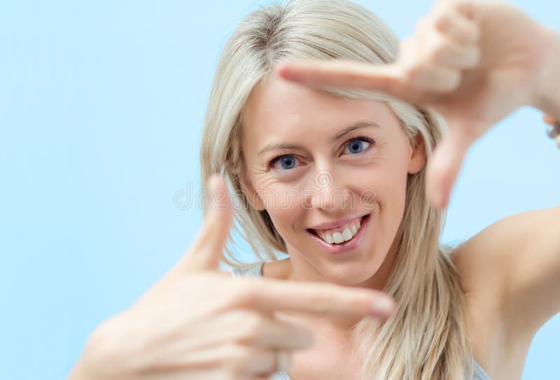 Szczęśliwa kobieta robi selfy fotografii ramie wokoło jej twarzy zdjęcia stock Szczęśliwa kobieta robi selfy fotografii ramie wokoło jej twarzy zdjęcia stock