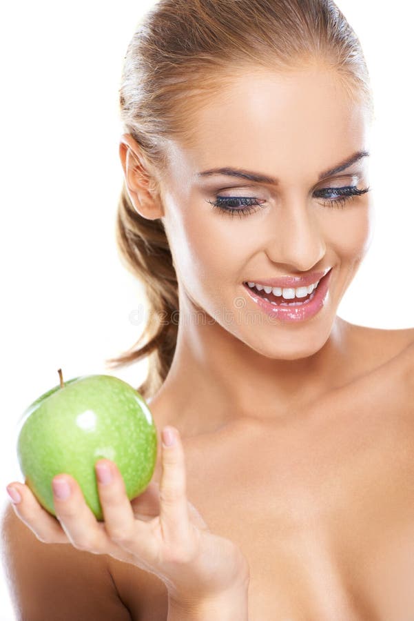 Szczęśliwa kobieta z chrupiącym zielonym jabłkiem