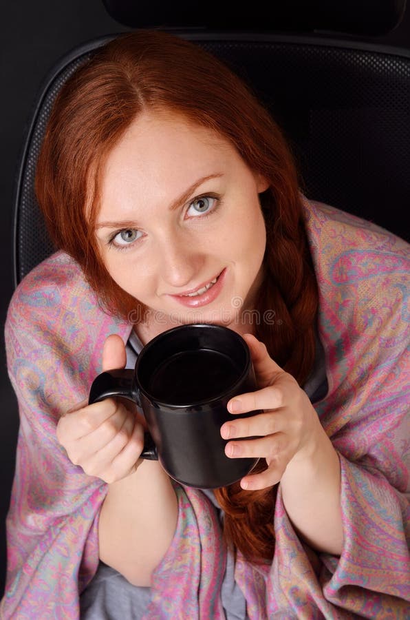 Szczęśliwa kobieta z teacup obraz stock Szczęśliwa kobieta z teacup obraz stock