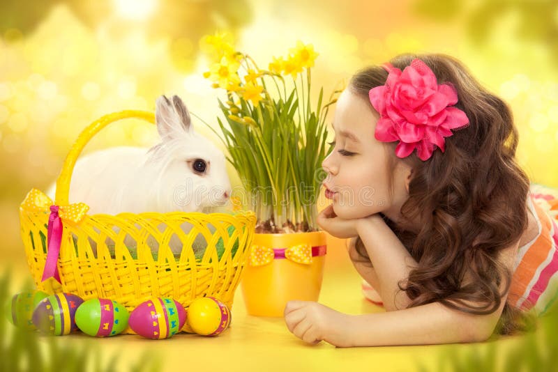 Szczęśliwa mała dziewczynka z Easter jajkami i królikiem obrazy stock Szczęśliwa mała dziewczynka z Easter jajkami i królikiem obrazy stock