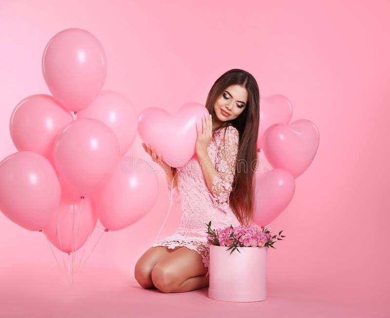 Szczęśliwa miłości brunetki dziewczyna z balonami i bukietem różany flowe obrazy stock Szczęśliwa miłości brunetki dziewczyna z balonami i bukietem różany flowe obrazy stock