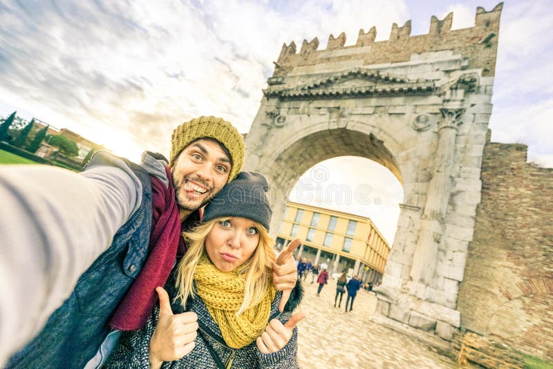Szczęśliwa modniś para bierze selfie przy europejską miasto wycieczką obrazy royalty free