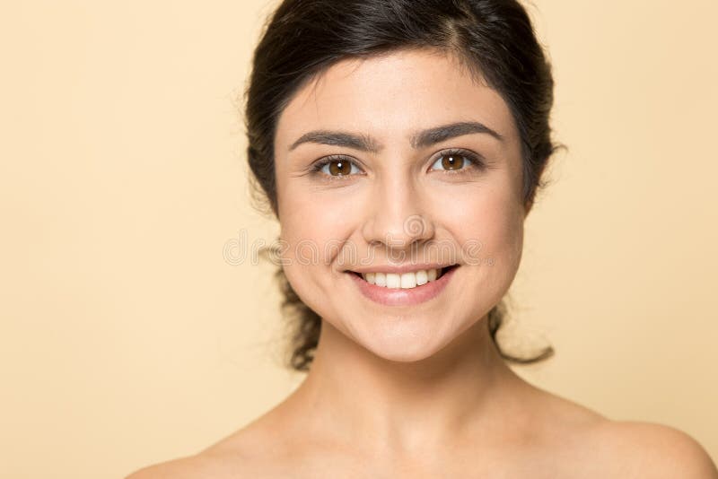 Szczęśliwa, młoda dama w hinduizmie z doskonałą, czystą skórą