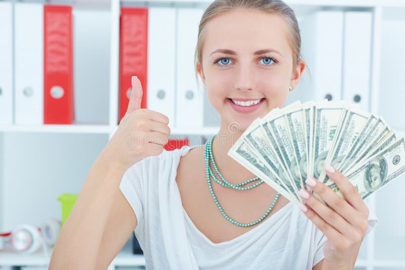 Szczęśliwa młoda Kaukaska kobieta z pieniądze Oszczędzania konta pojęcie obrazy stock Szczęśliwa młoda Kaukaska kobieta z pieniądze Oszczędzania konta pojęcie obrazy stock