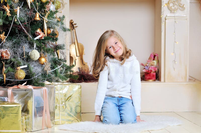 Szczęśliwa ono uśmiecha się osiem lat dziecka ładna blond caucasian dziewczyna fotografia stock Szczęśliwa ono uśmiecha się osiem lat dziecka ładna blond caucasian dziewczyna fotografia stock