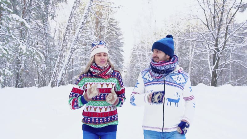 Szczęśliwa para jogging w lesie i patrzeje each inny