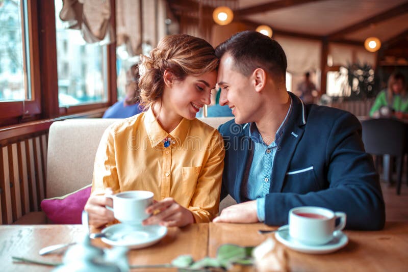 Szczęśliwa para, romantyczna data w restauraci