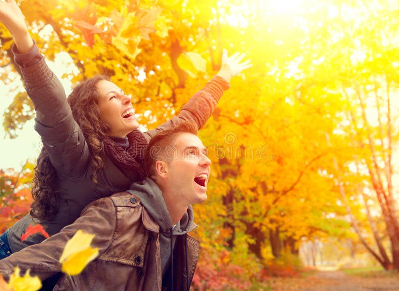 Szczęśliwa para w jesień parku